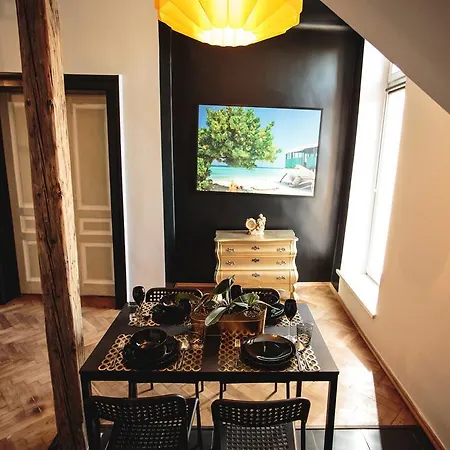 Black Boutique Apartment *